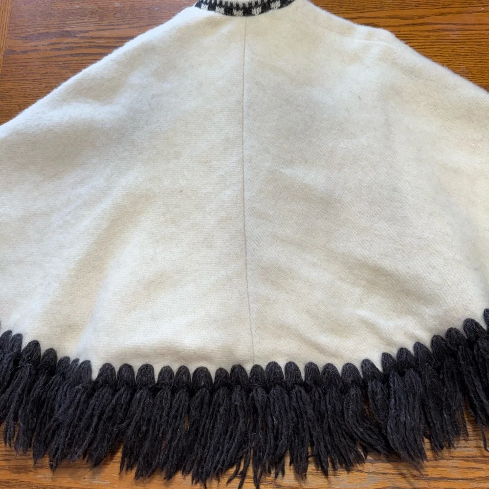 Elegant Black and White Cape Icelandic Design Vintage Small 100% Virgin Wool - Picture 6 of 9